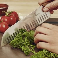 Нож кухонный Victorinox Swiss Modern Santoku 17см 6.9050.17KG, изображение 2