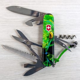Многофункциональный коллекционный нож Victorinox Huntsman Zodiac Зелёная деревянная змея (1.3713.3.Z4310pk), изображение 4